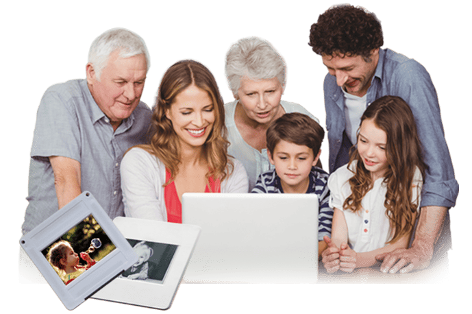 Diaformate erklärt bei MEDIAFIX. Familie schaut sich digitalisierte Dias am Laptop an.