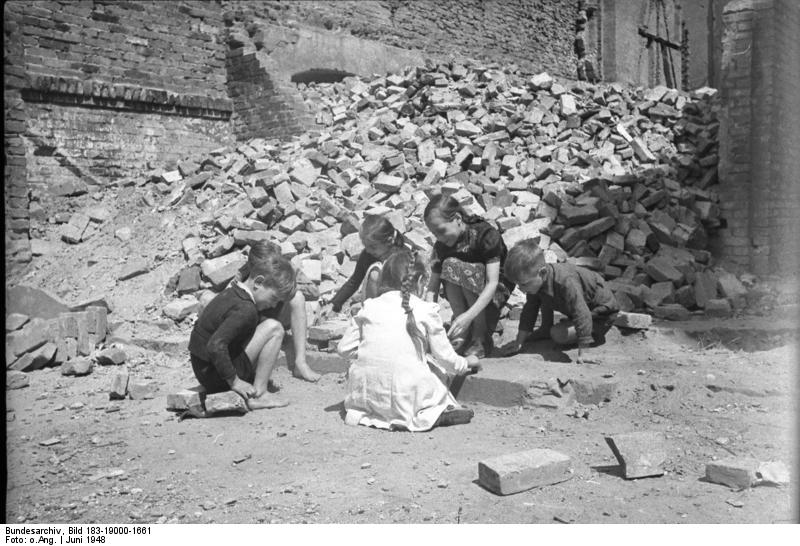 Berliner Kinder spielen in Ruinen 1948